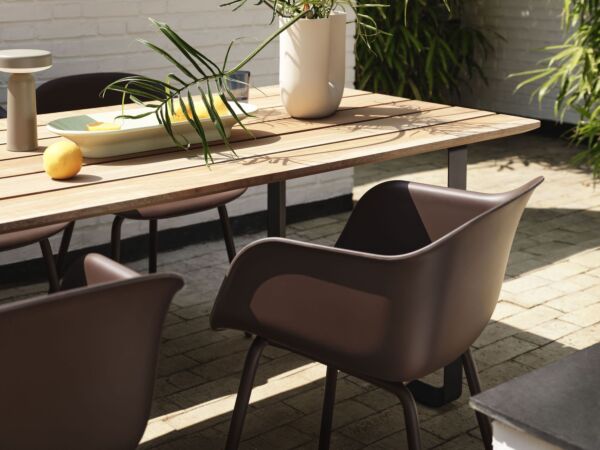 5_70-70-outdoor-table-sapele-mahogany-anthracite-black-fiber-outdoor-armchair-brown-red-mere-light-green-kink-sand-ease-taupe-muuto-org_1.jpg