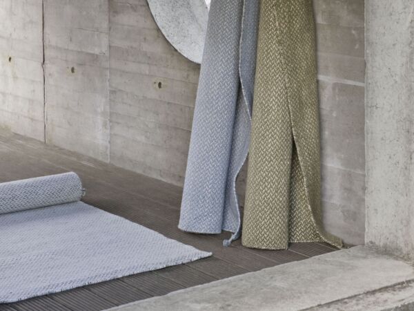 5_ply-rug-recycled-polyester-light-blue-moss-green-off-white-muuto-org_7.jpg