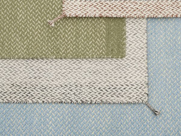5_Ply-rug-recycled-polyester-off-white-light-blue-black-white-moss-green-group-muuto-org_7.jpg