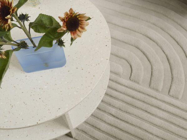 5_halves-coffee-table-off-white-relevo-rug-off-white-ridge-vase-glass-echo-acca-961-org_1.jpg