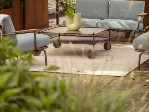 5_3daysofdesign-2025-muuto-spaces-overview-muuto-courtyard-settle-flow-table-kink-vase_1.jpg