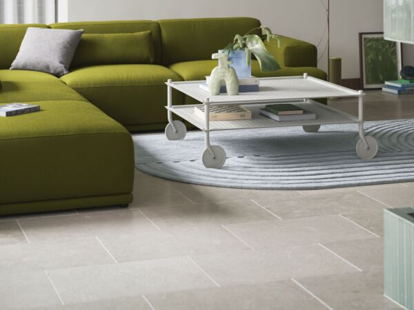 5_Flow-coffee-table-grey-ridge-vase-light-blue-16-frosted-glass-connect-soft-vidar-956-relevo-rug-sage-green-post-floor-muuto-org_1.jpg