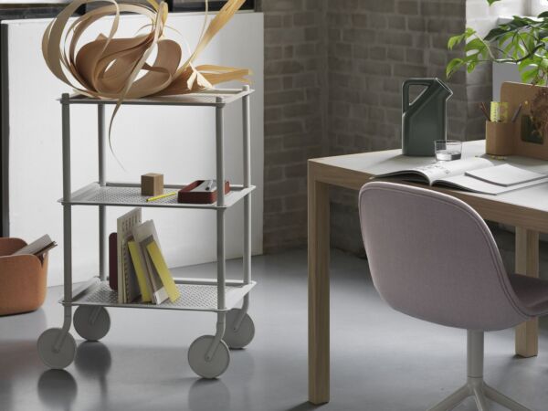 5_flow-trolley-3-layer-grey-workshop-table-oak-warm-grey-fiber-side-swivel-twill-weave-620-story-pinboard-linear-pendant-muuto-org_1.jpg