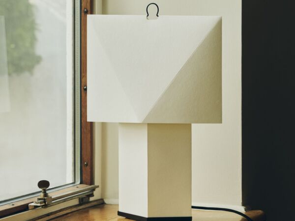 5_Aplat Table Lamp 660.jpg