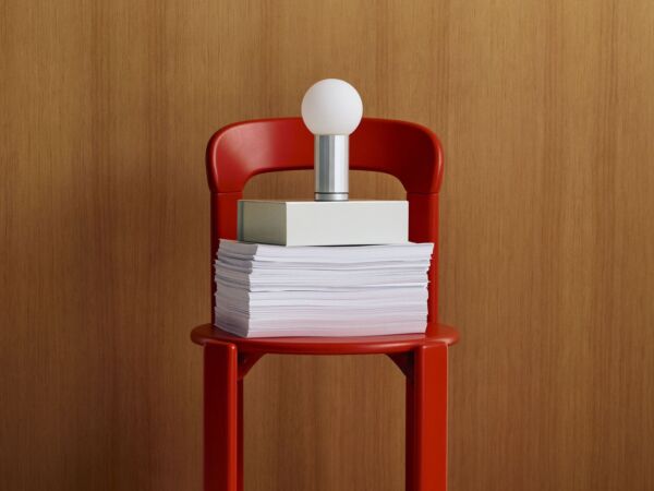 5_Rey chair Scarlet red_Colour Storage M chalk white_Turn On Table Lamp anodized 01.jpg