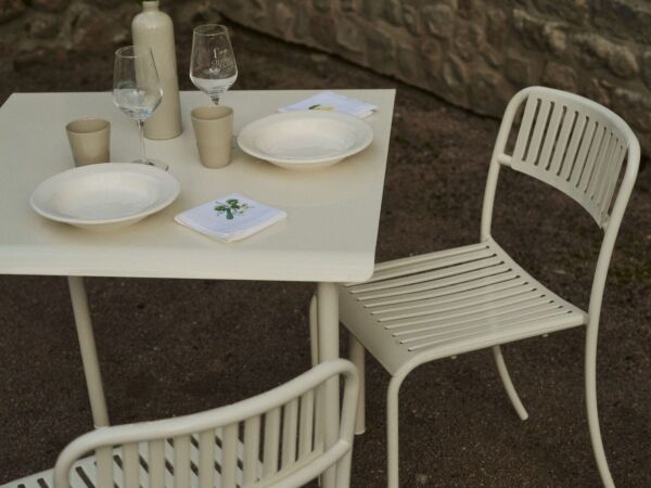 5_Table café patio & chaise patio ambiance.jpg
