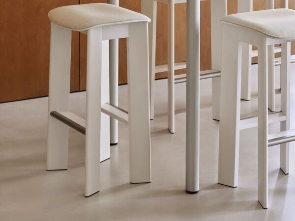 5_AG085-G175-AA04-02CY_Chisel 30 Bar Stool Mode 011_AF205-F305-AT17_Annex Table Flush 01.jpg