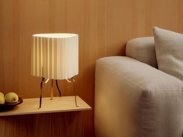 5_Canele Table Lamp warm white_Slit Table Wood_01.jpg