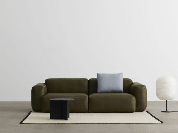 5_Mags Soft Low 2,5 Seater comb 1 Sense forest and beige stitches_Slit Table Round black_Common Table lamp base soft black steel stem and black terrazzo base and Oblong shade 01.jpg
