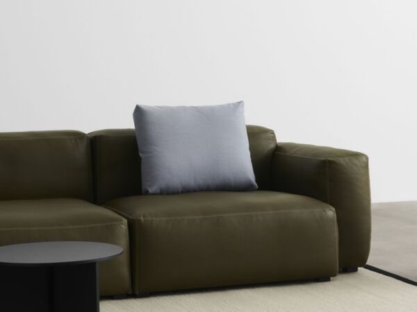 5_Mags Soft Low 2,5 Seater comb 1 Sense forest and beige stitches_Slit Table Round black_Mags 9 Cushion Naveli 143.jpg