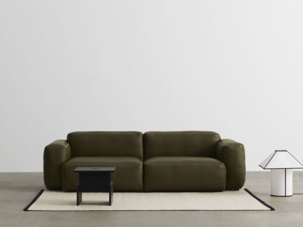 5_Mags Soft Low 2,5 Seater comb 1 Sense forest and beige stitches_Wood Box black wb laquered oak_Ava Pyramid Table Lamp 450.jpg