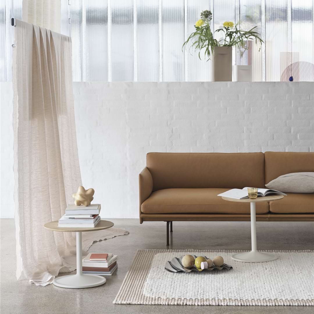Cocooning_2023_Muuto_Outline_Sofa_Cuir_Cognac_Tapis_Pebble_Soft_Side_Table