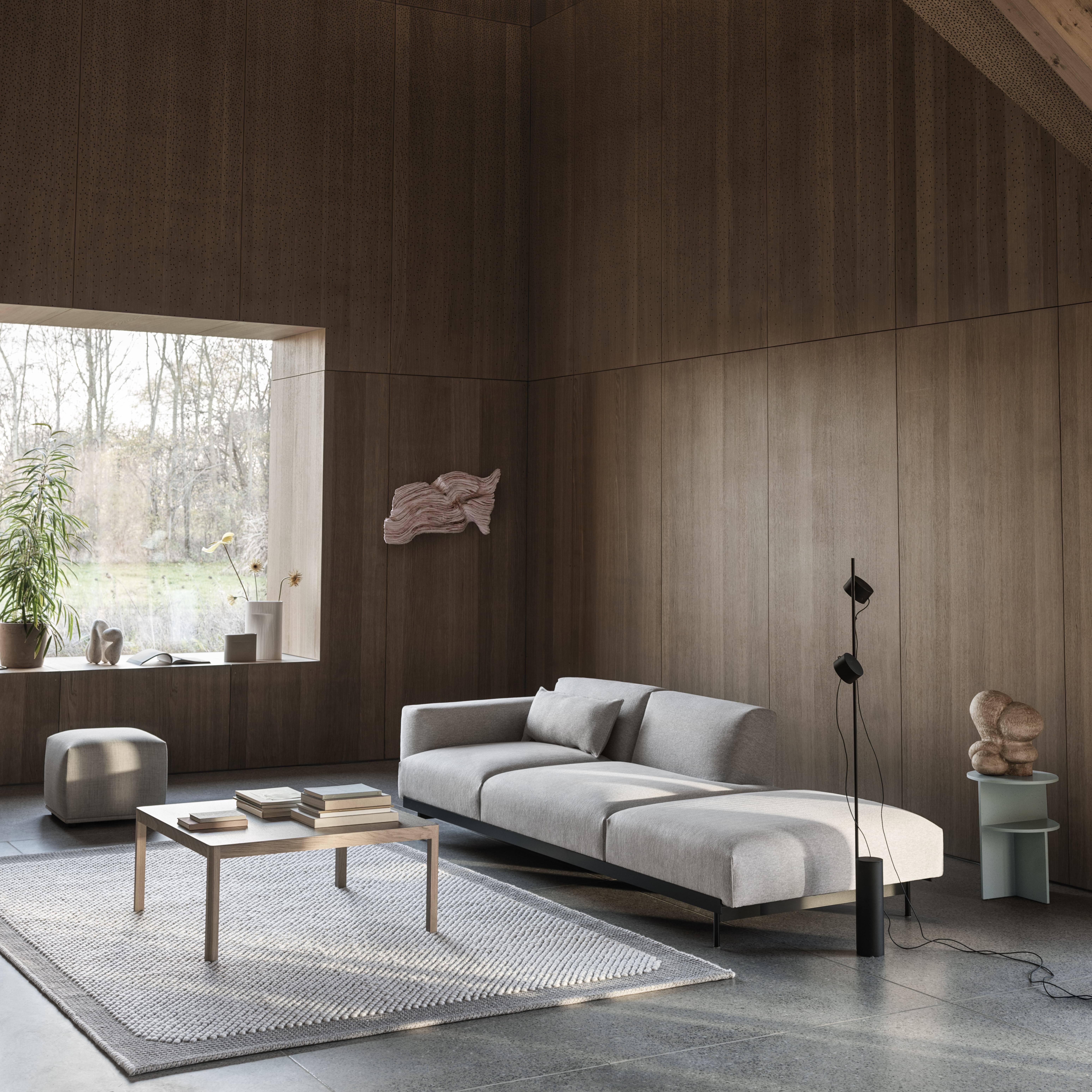 In-situ-3-seater-clay-12_coffee-table-pebble-rug-post-lamp-muuto