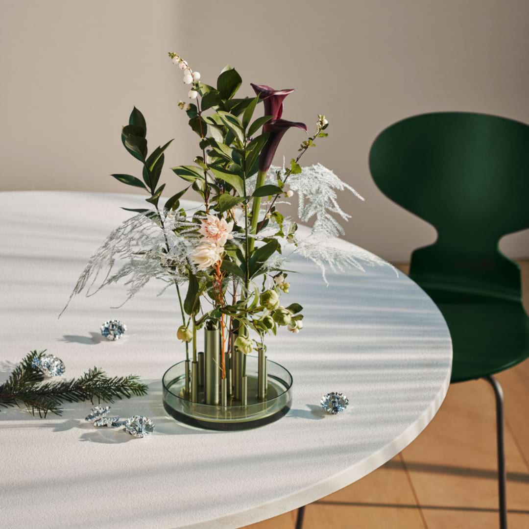 Fritz_Hansen_vase_ikeru_low_chaise_Fourmi_ant