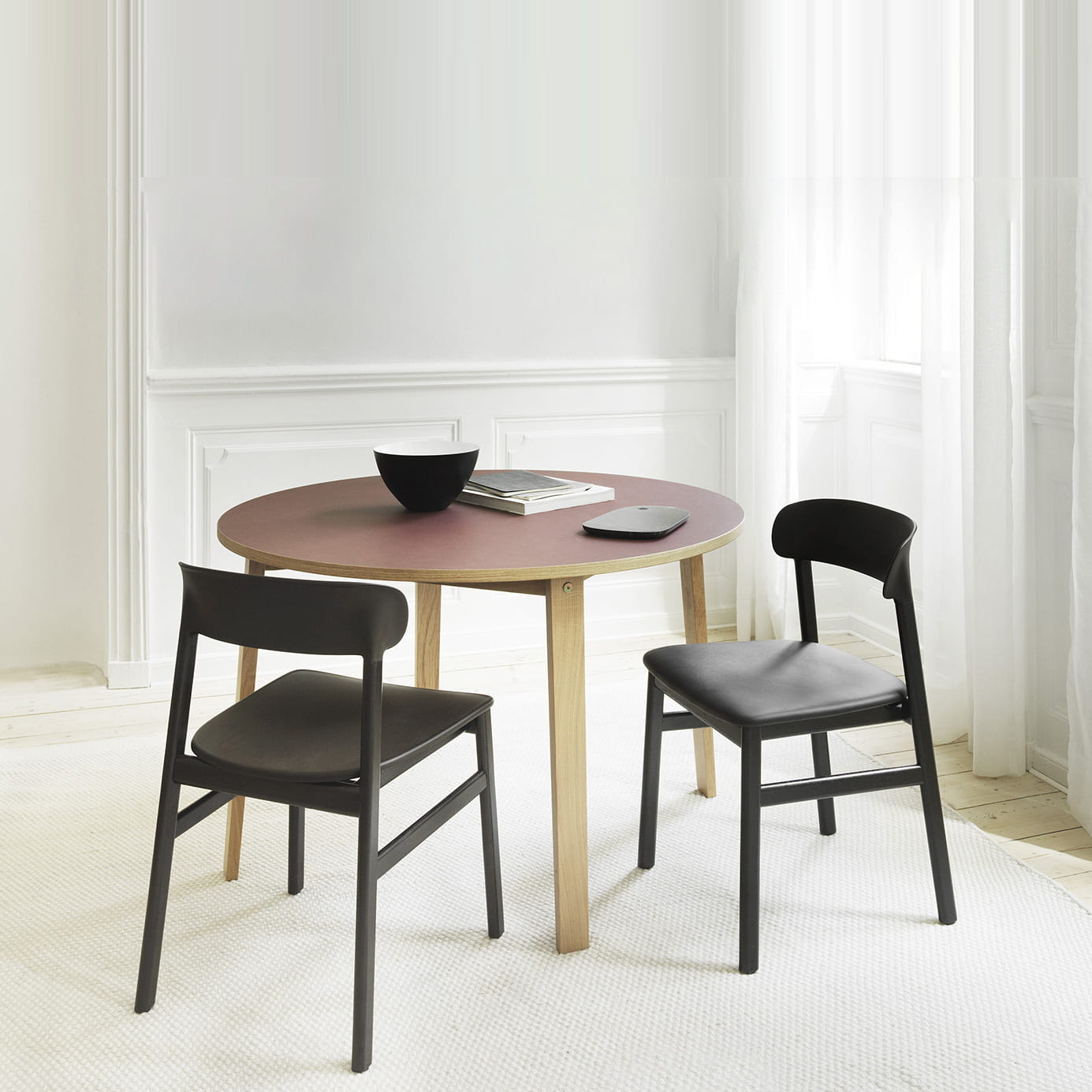Normann_SalleManger_Table_Noir