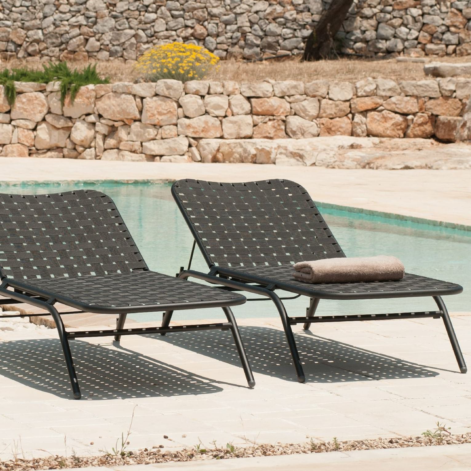 Yard_chaise_longue
