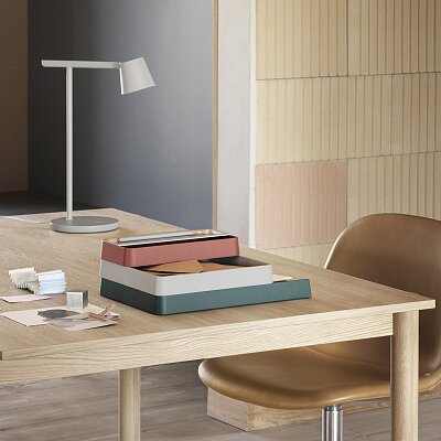 Muuto_Arrange-Desktop-Series-Linear-Wood-Table-140-tip-table-lamp-Mini-Stacked-fiber-side