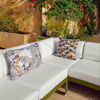 Outdoor_2024_FERMOB_Coussin_Bouquet_Sauvage_Canape_Bellevie_Pesto