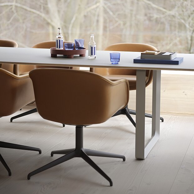 fiber-conference-armchair-swivel-leather-cognac-ambit-rail-tray-arrange-raise-muuto